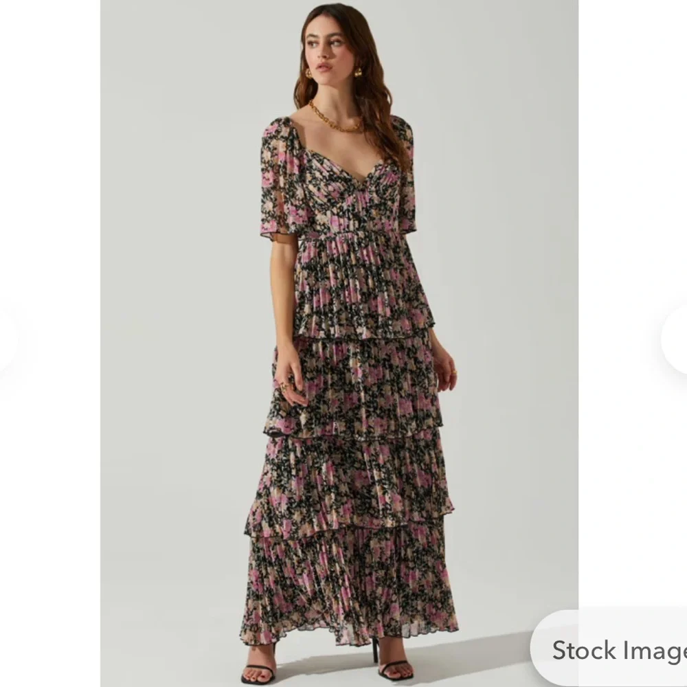 ASTR Gracelynn Tiered Short Sleeve Floral Maxi Dress. - Picture 1 of 6
